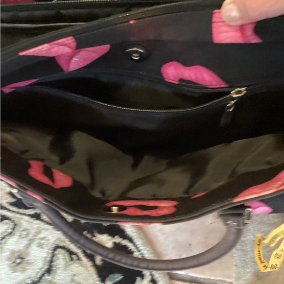 Stylish Black and Pink Lips Tote Bag - Picture 4 of 4
